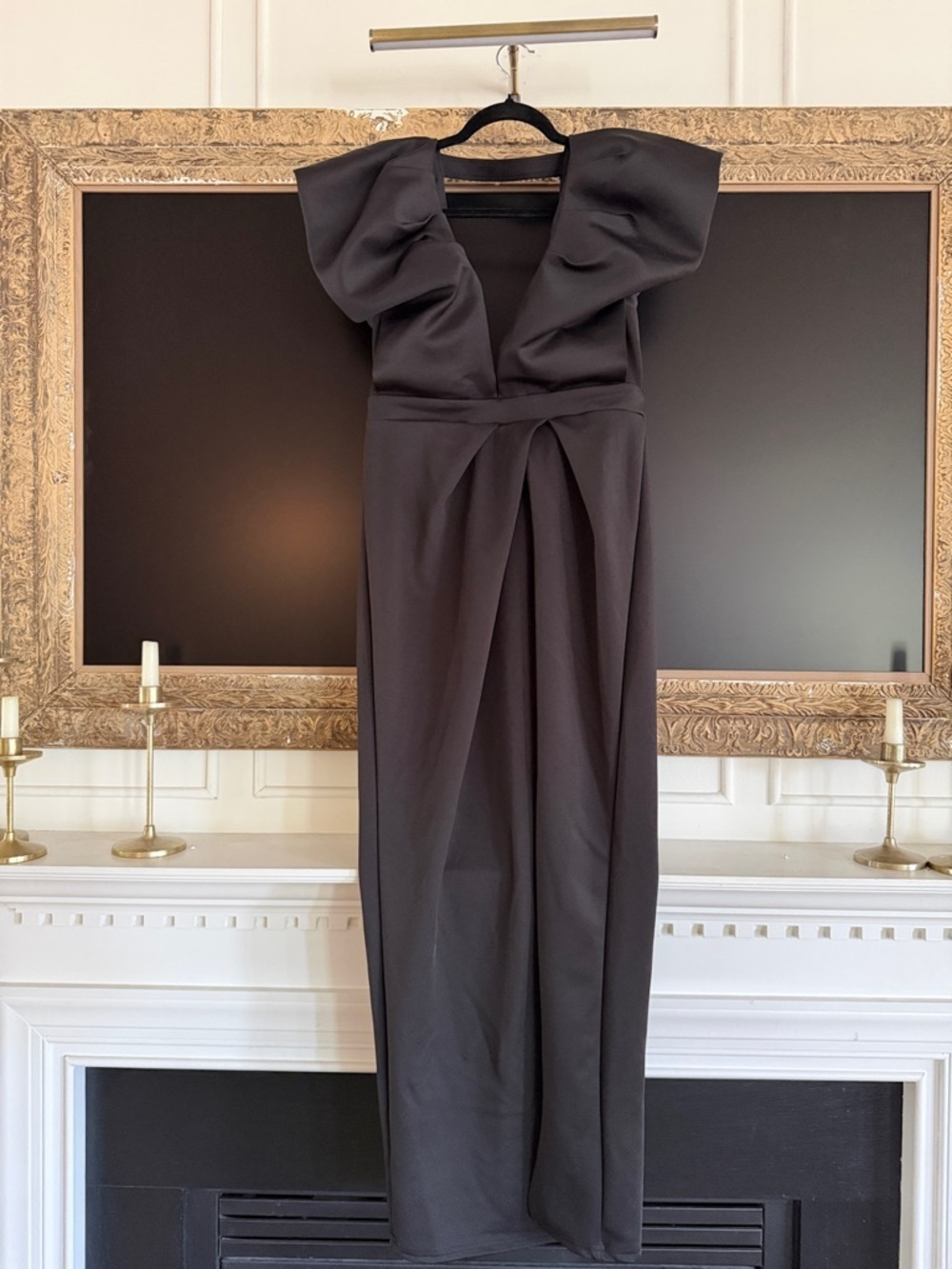 Elegant Black Evening Gown with Plunging Neck and Statement Ruffle Shoulders
